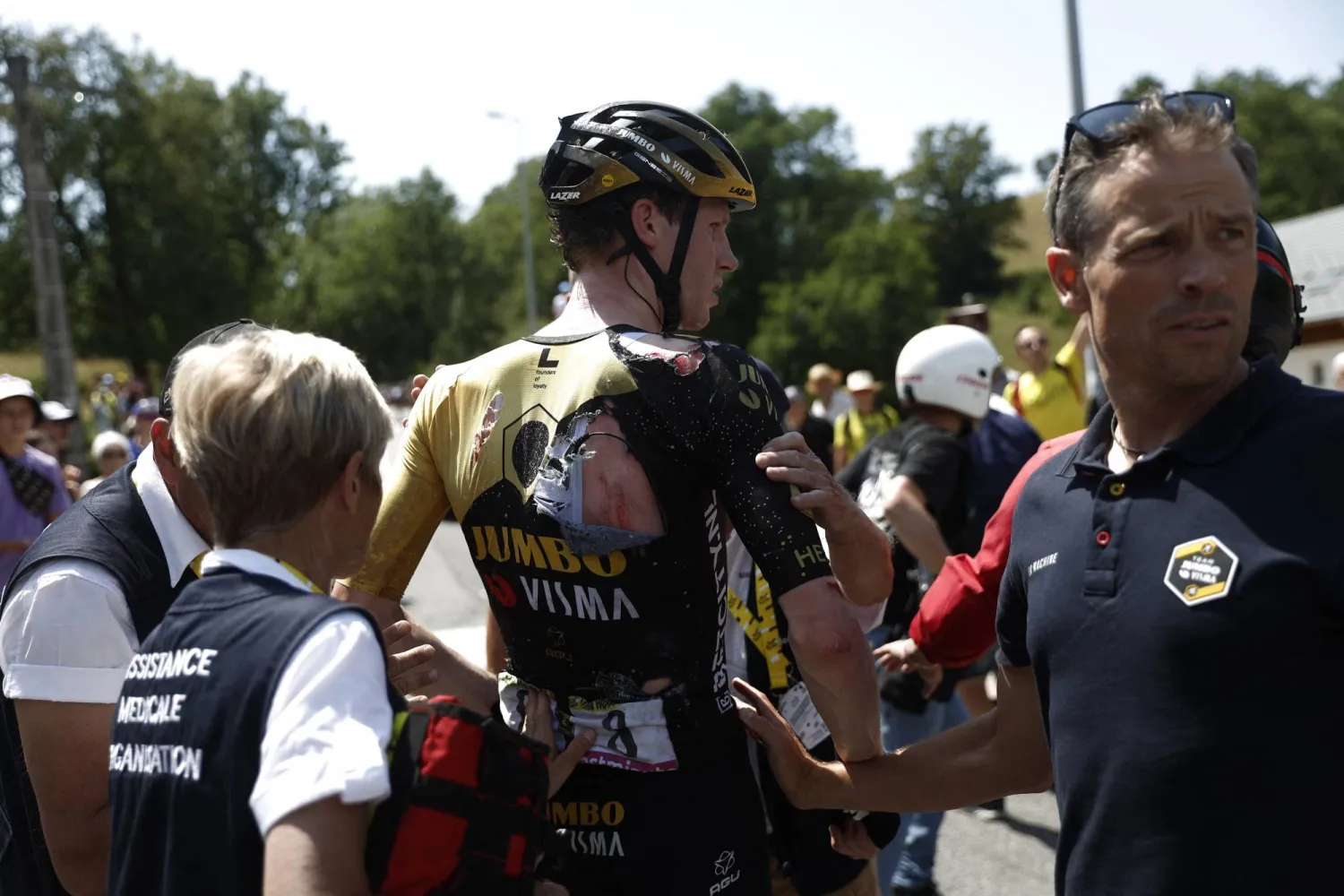 يبدو ظهر متسابق ممزقاً جراء حادث السقوط (رويترز)