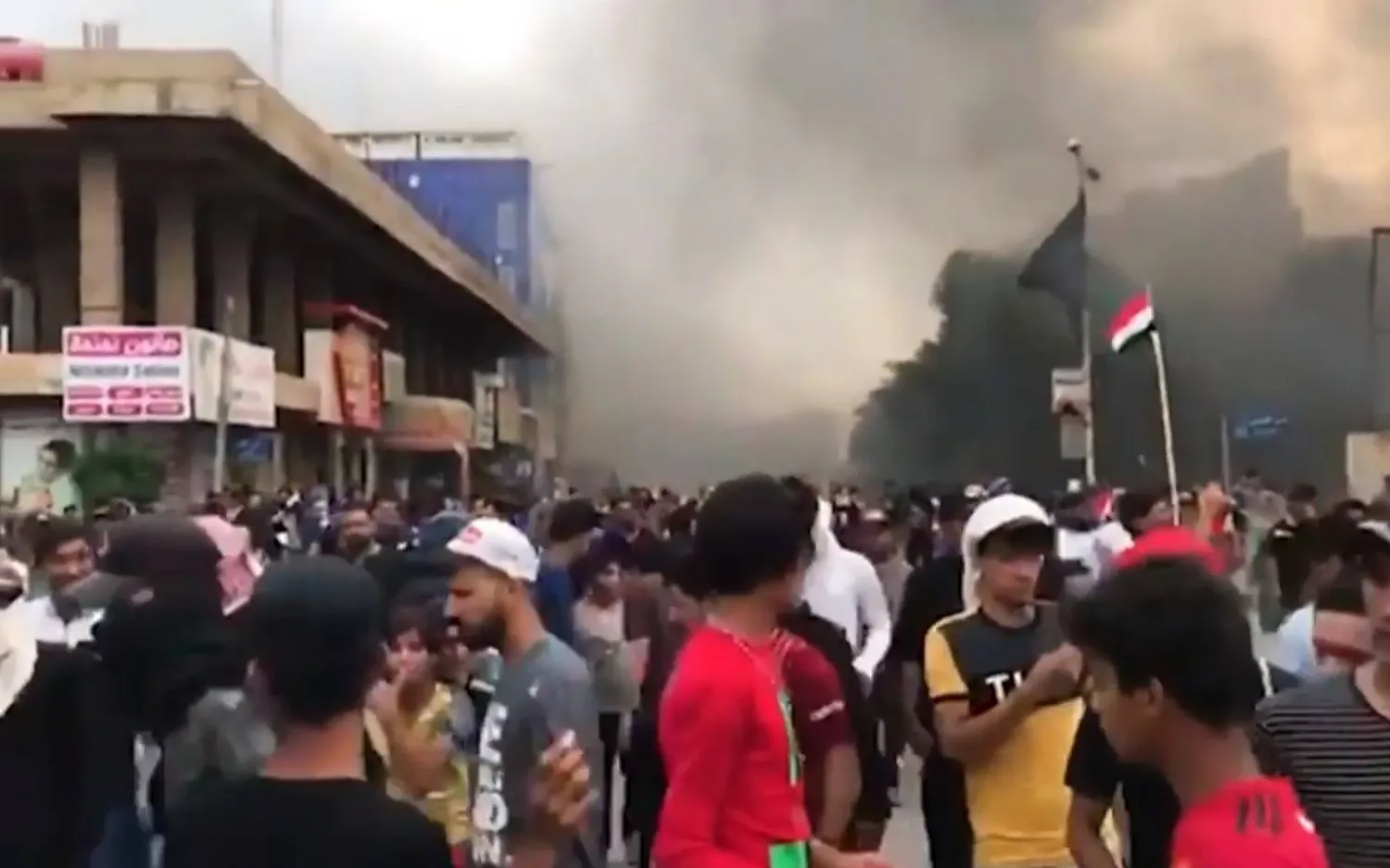 لقطة من فيديو يظهر غاضبين يحرقون مقار «حزب الدعوة» جنوب العراق