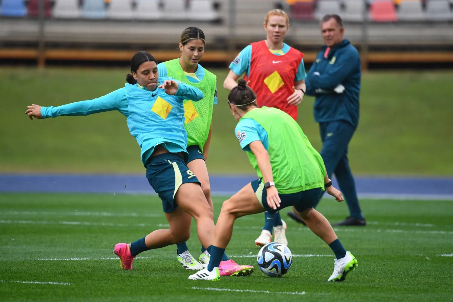 لاعبات المنتخب الأسترالي وجهن انتقادات لـ«فيفا» (إ.ب.أ)