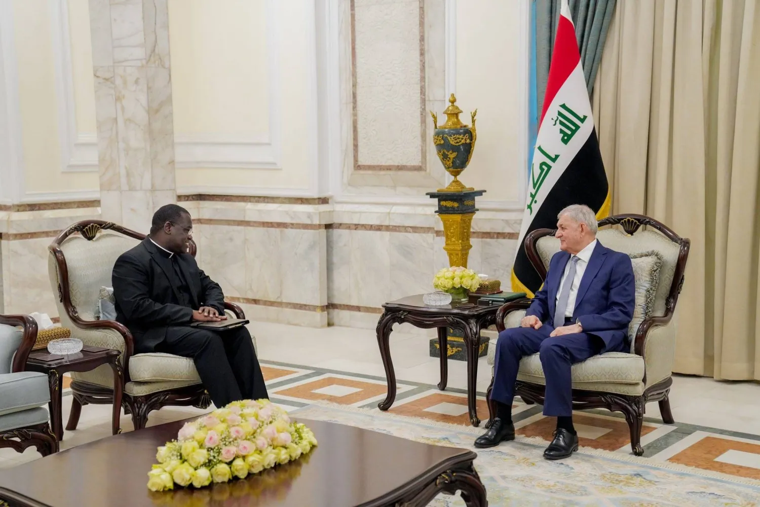 صورة وزعتها الرئاسة العراقية لاجتماع رشيد مع القائم بأعمال سفارة الفاتيكان في بغداد