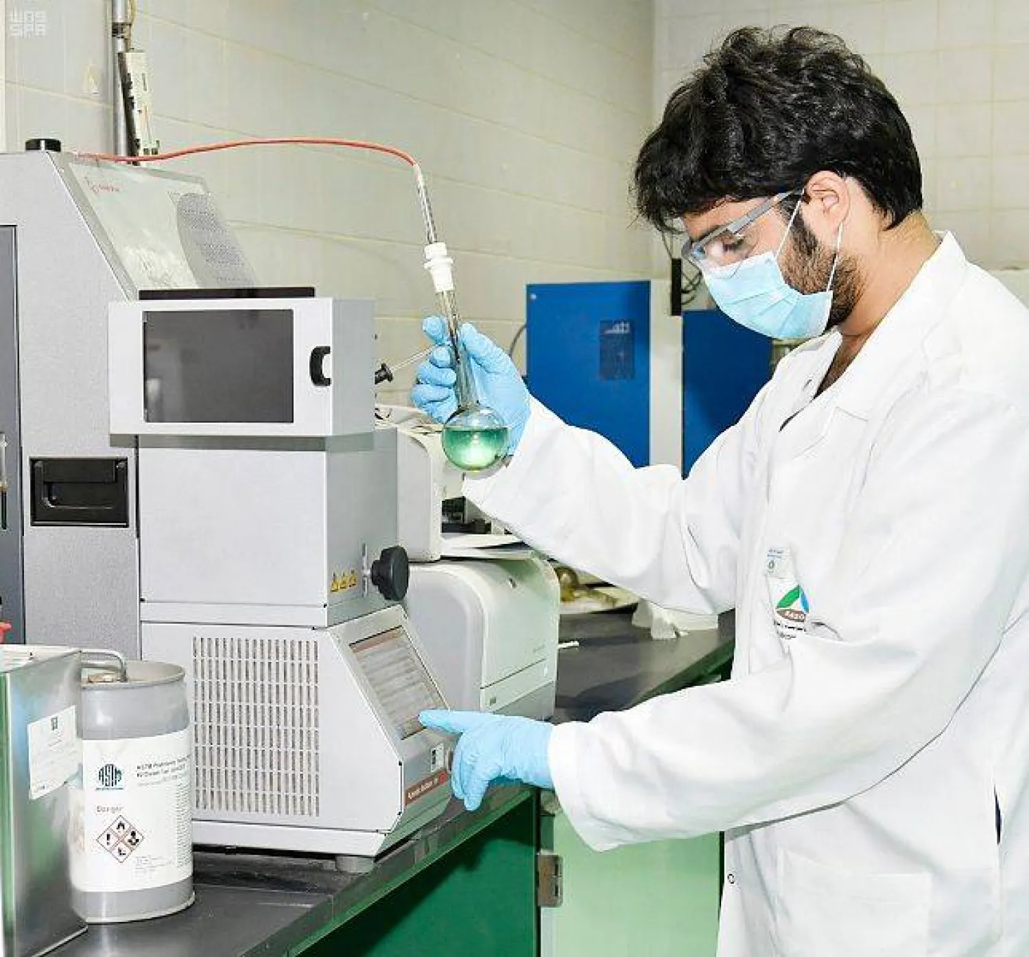 تعمل هيئة المواصفات السعودية على مساعدة المورد والمصنع المحلي من تسجيل شهادات المطابقة المطلوبة إلكترونياً (الشرق الأوسط)