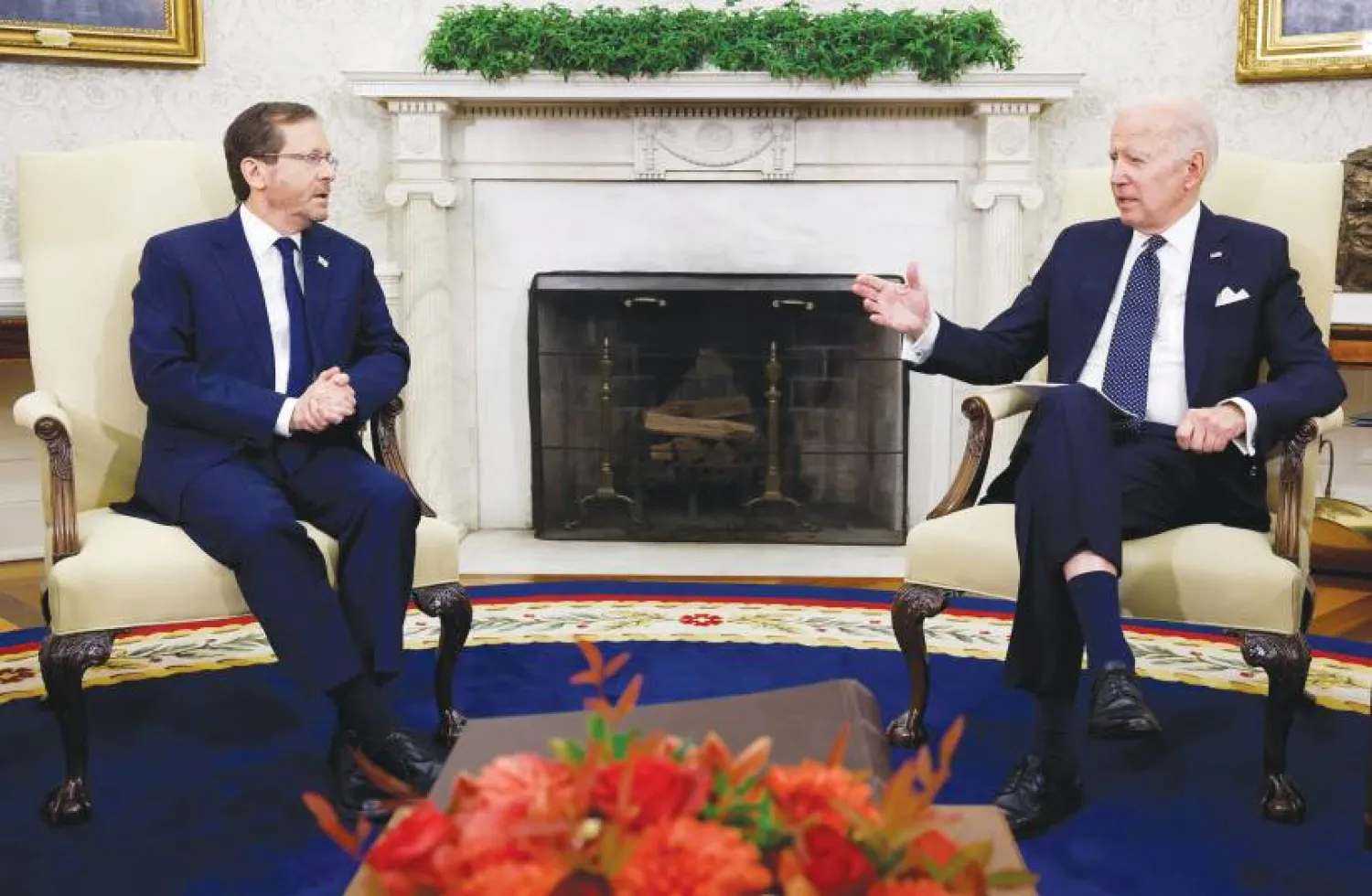 الرئيس الأميركي جو بايدن مستقبلاً الرئيس الإسرائيلي يتسحق هيرتسوغ في أكتوبر الماضي (رويترز)