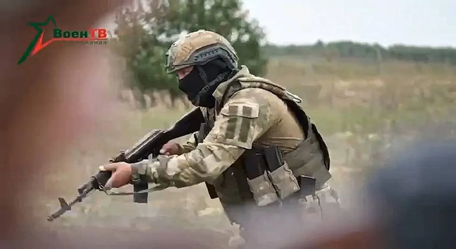 In this photo taken from video released by Belarusian Defense Ministry via VoenTV on Friday, July 14, 2023, an instructor, member of the Wagner Group military company, shows his skills to Belarusian soldiers during a training near Tsel village, about 90 kilometers (about 55 miles) southeast of Minsk, Belarus. (Belarusian Defense Ministry via VoenTV via AP) 