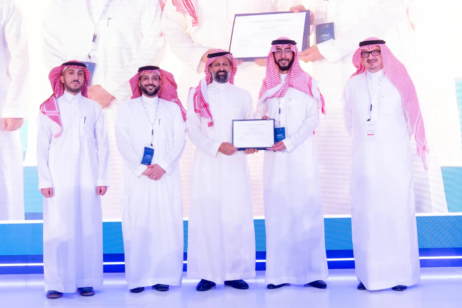 القويز يسلم شهادة لأحد المتدربين خلال الحفل الختامي لمعسكر التقنية المالية (الشرق الأوسط)