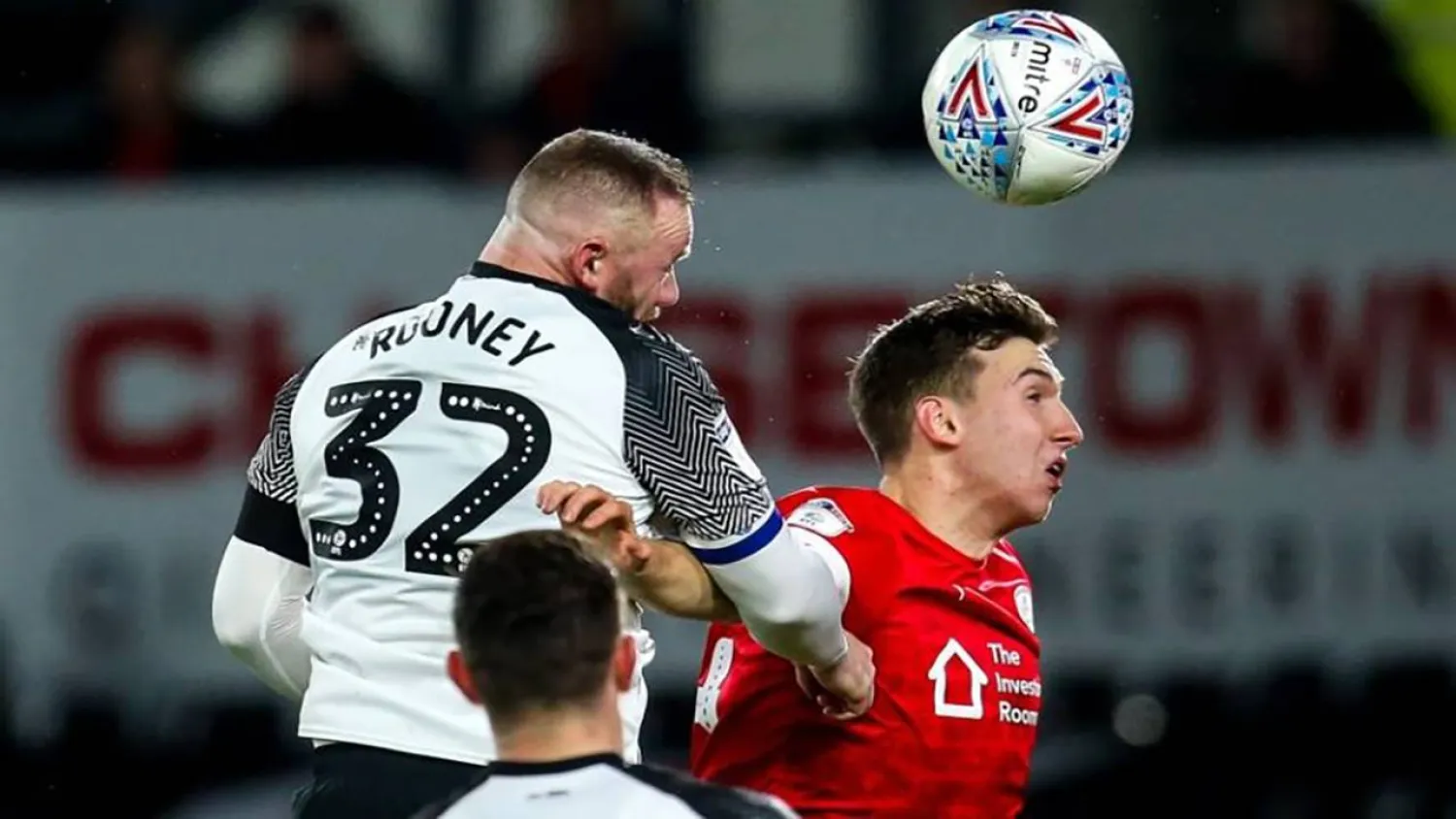 ضربات الرأس قد تشكل خطراً على الضعف الإدراكي للاعبين (غيتي)