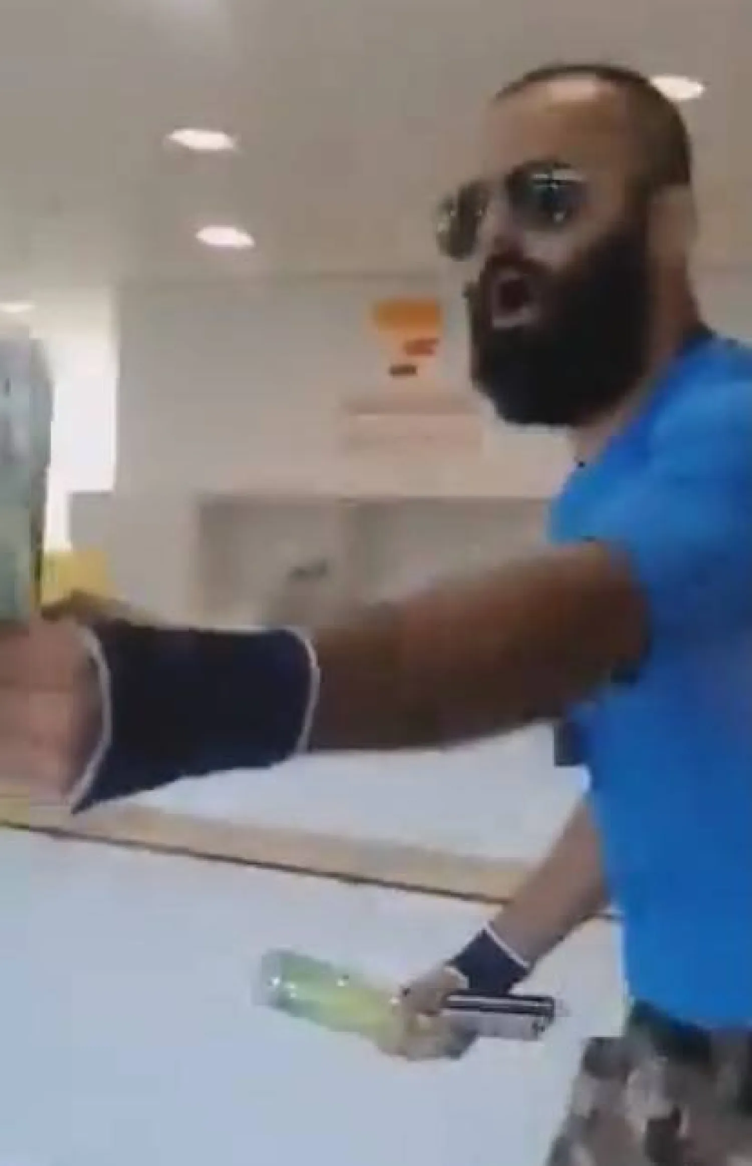 لقطة من فيديو تظهر الموعد بعد حصوله على امواله بالقوة