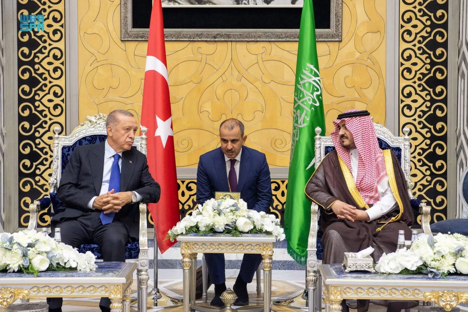 الأمير بدر بن سلطان نائب أمير مكة في حديث ودي مع الرئيس التركي رجب طيب إردوغان (واس)