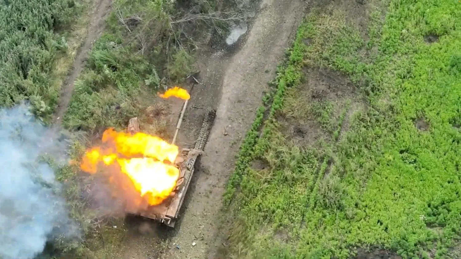 15 Temmuz'da Bahmut yakınlarında yanan bir tankın Ukrayna ordusu tarafından yayınlanan hava fotoğrafı (Reuters)