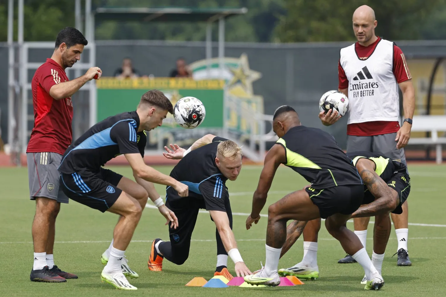 أرتيتا خلال تدريبات آرسنال اليوم (رويترز)