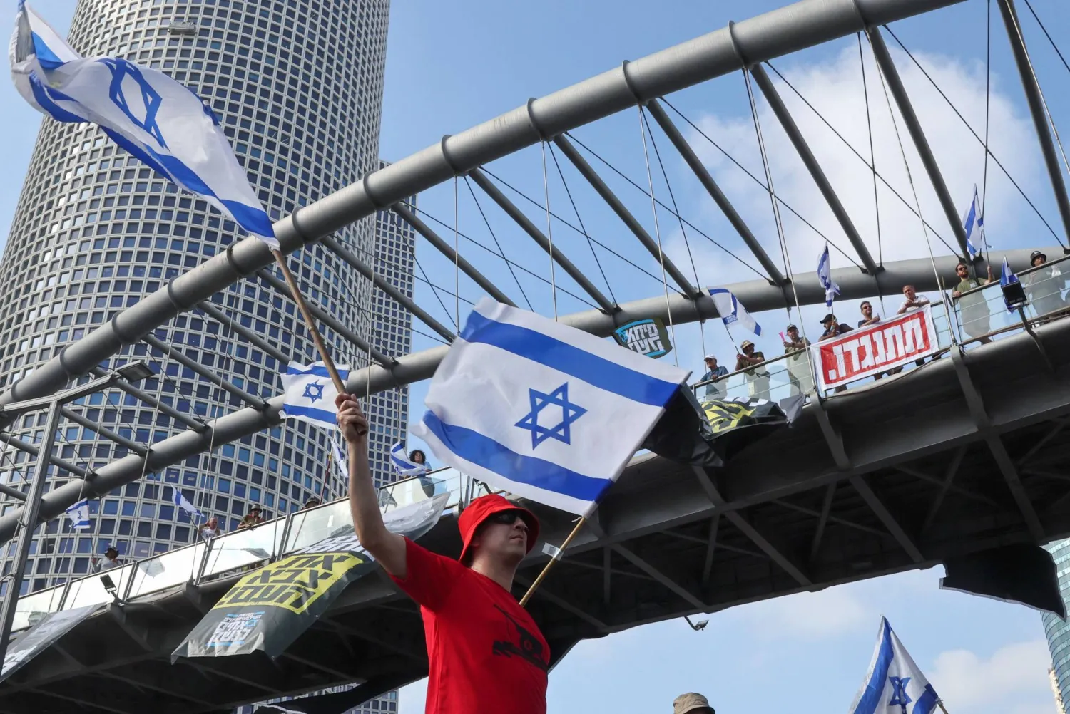 نزل آلاف المتظاهرين الإسرائيليين إلى الشوارع اليوم (أ.ف.ب)