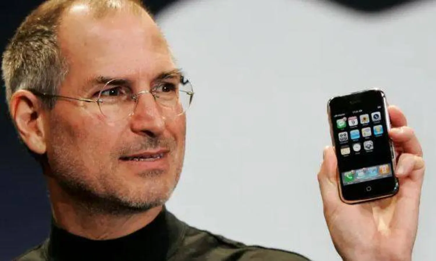ستيف جوبز مؤسس شركة «أبل» أثناء الإعلان عن إطلاق الهاتف في 2007 (أ.ب)