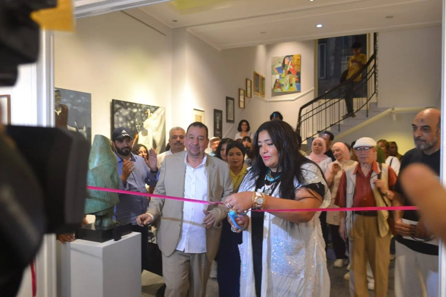 الفنانة التشكيلية السعودية شاليمار شربتلي وهشام قنديل خلال افتتاح المعرض (غاليري «ضي الزمالك»)