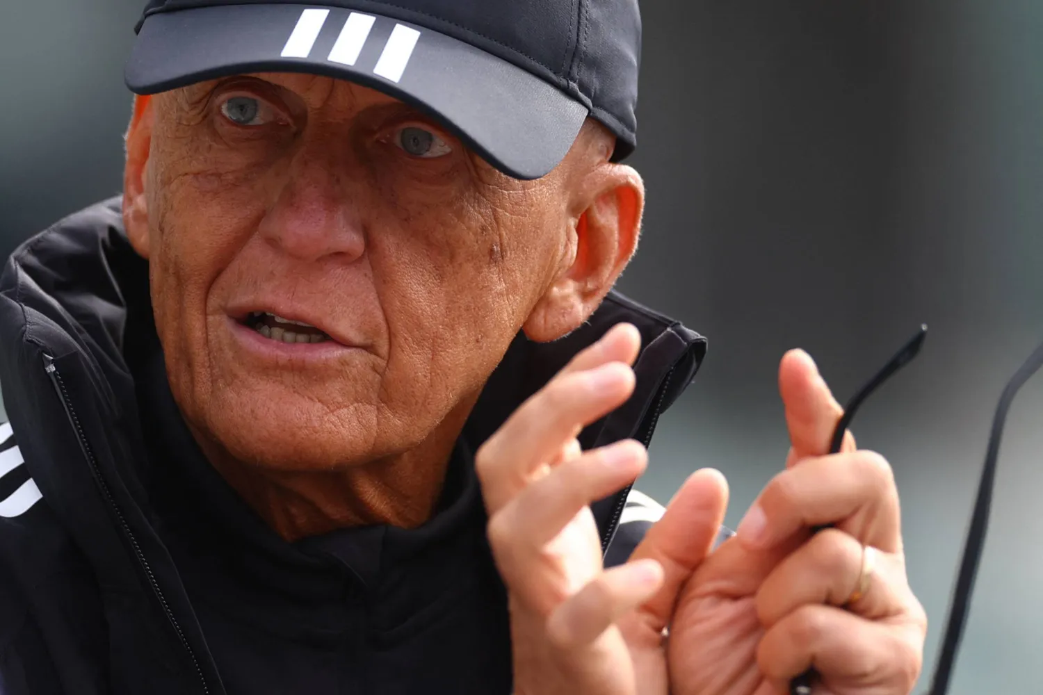 كولينا قال إنه يريد حماية صحة اللاعبات (رويترز)