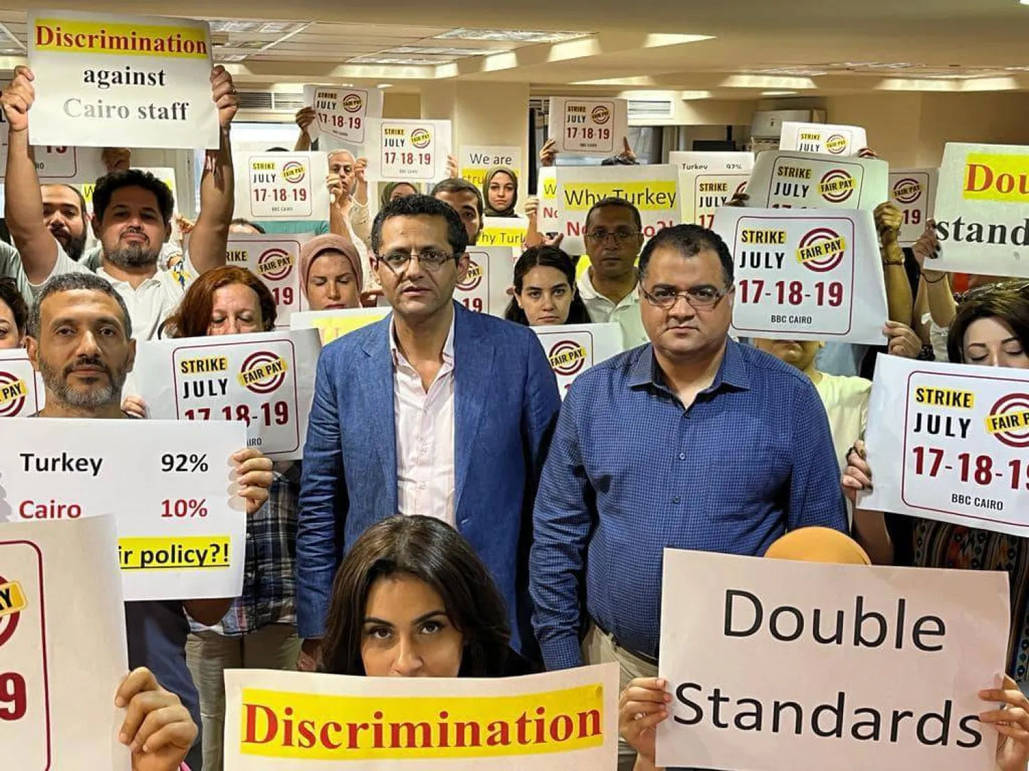 جانب من إضراب العاملين في مكتب «بي بي سي» بالقاهرة (صفحة نقيب الصحافيين المصريين على فيسبوك)