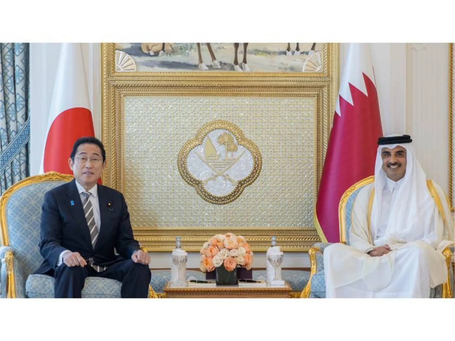 محادثات أمير قطر ورئيس الوزراء الياباني الثلاثاء في الدوحة تناولت إمدادات الطاقة (قنا)