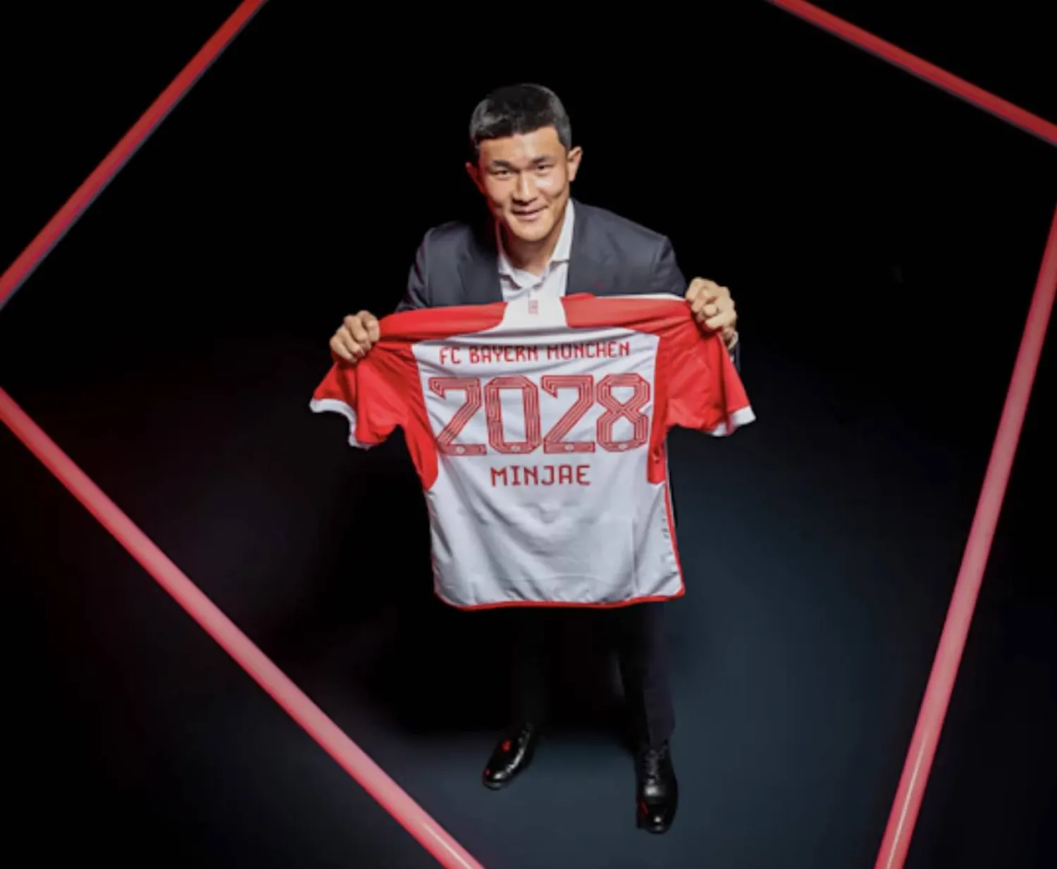 كيم مين-غاي يحمل قميص النادي البافاري (بايرن ميونيخ)