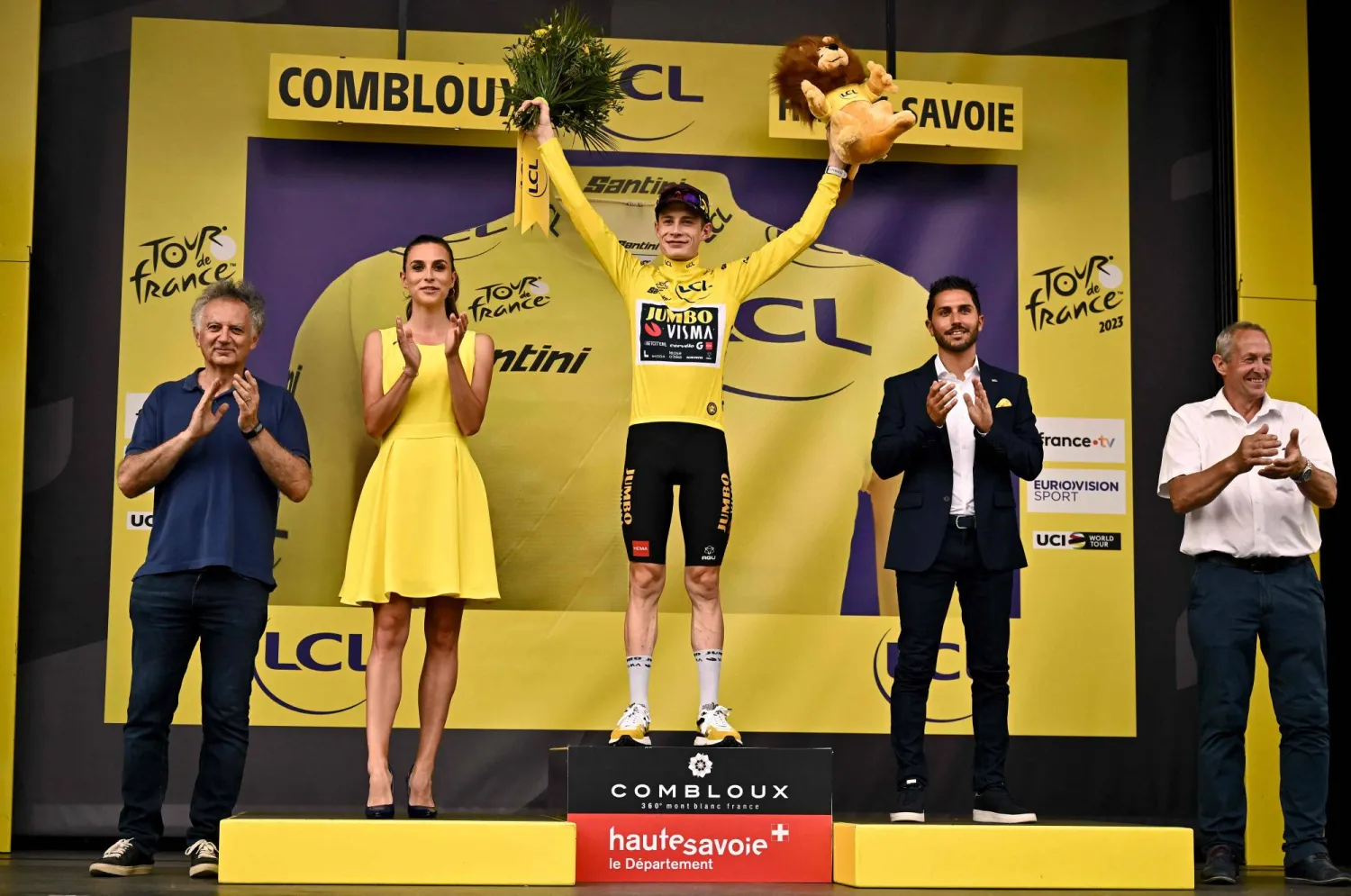 يحتفل المتسابق الدنماركي فينغارد على منصة التتويج بعد المرحلة 16 من السباق (أ.ف.ب)