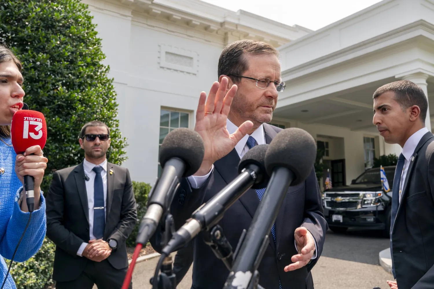 الرئيس الإسرائيلي يتسحق هيرتسوغ ينهي كلامه أمام الصحافيين خارج البيت الأبيض (أ.ب)