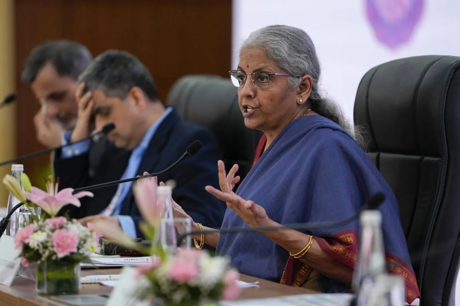 وزيرة المال الهندية نيرمالا سيثارامان في مؤتمر صحافي عقب اجتماع وزاري لـ«مجموعة العشرين» الثلاثاء (أ.ب)