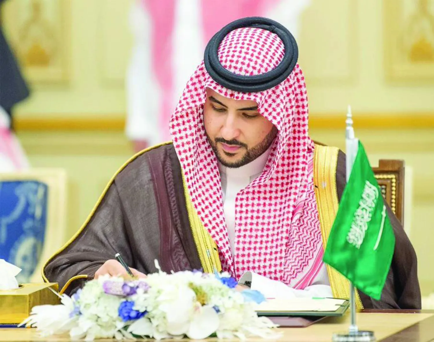 
وزير الدفاع السعودي خلال توقيع الاتفاقية (الشرق الأوسط)
