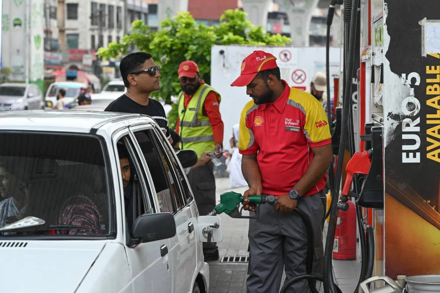 عامل في محطة وقود بباكستان (أ.ف.ب)