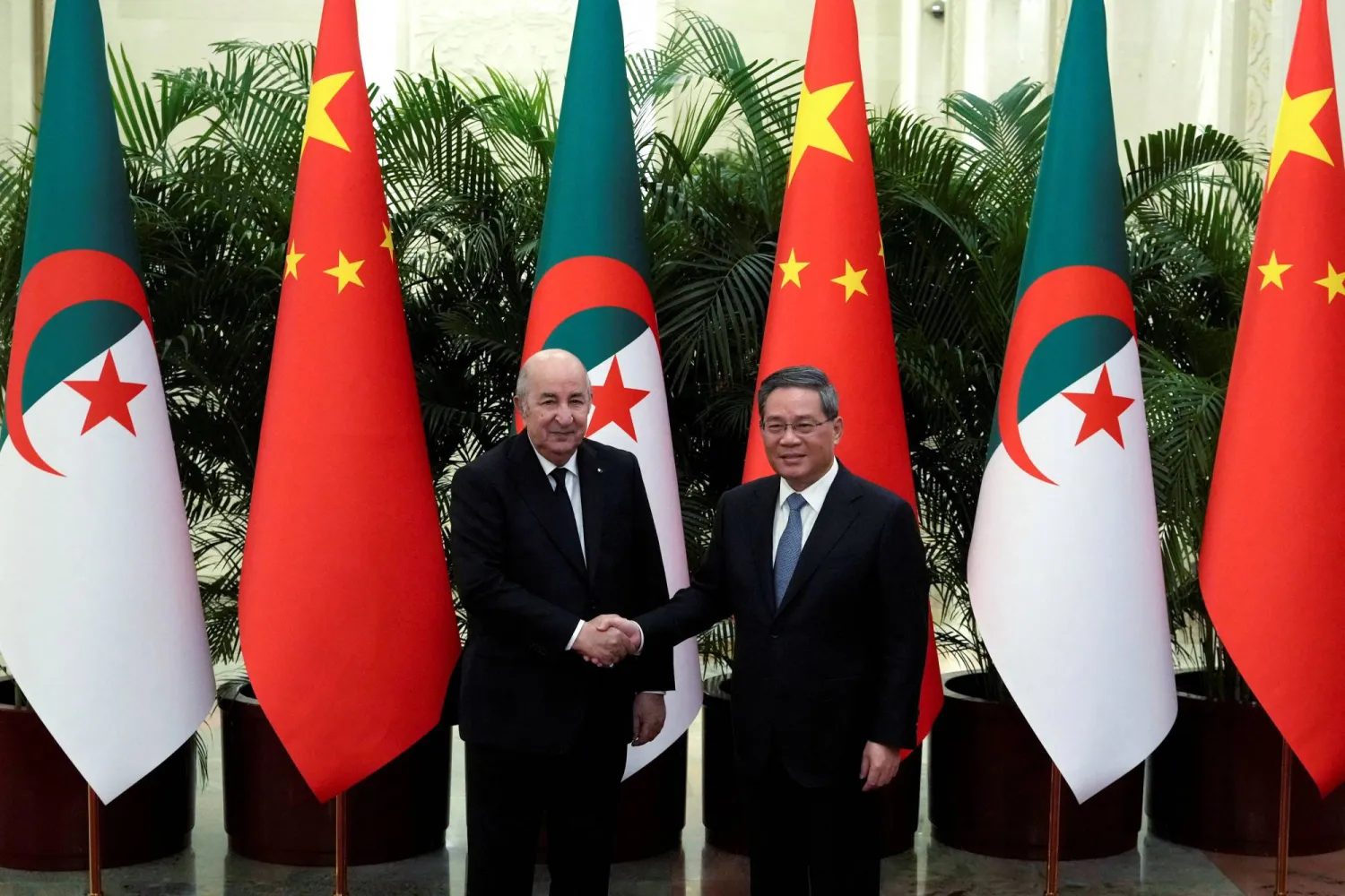 الرئيس الجزائري خلال لقائه رئيس وزراء الصين لي كيونغ (رويترز)
