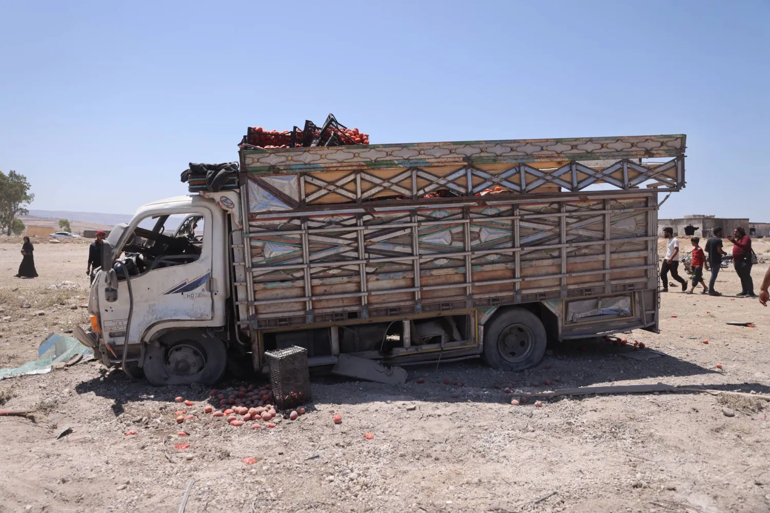 شاحنة متضررة عقب إصابتها في غارة روسية على جسر الشغور في 25 يونيو الماضي (د.ب.أ)