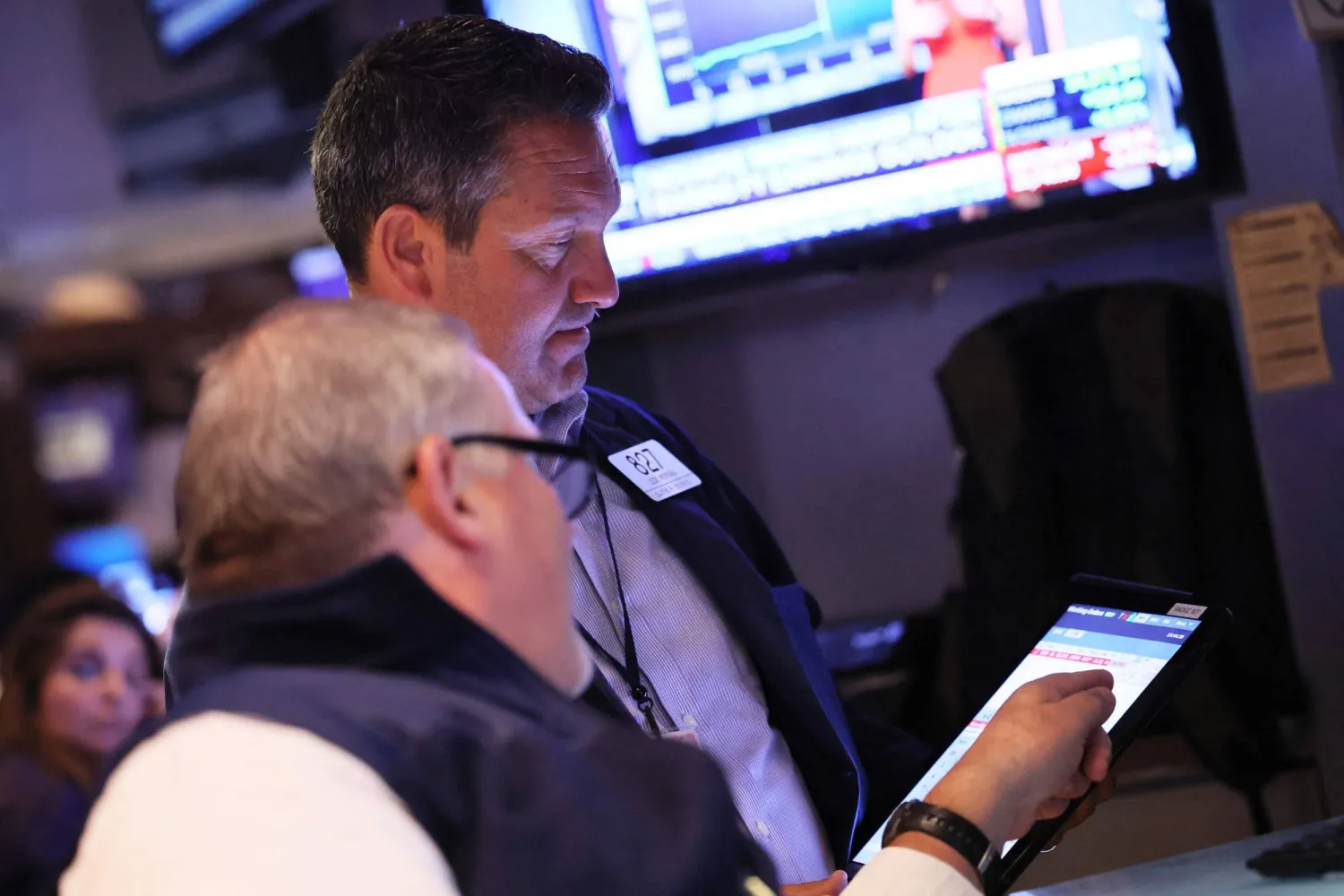 متداولون يتابعون صعود مؤشرات وول ستريت يوم الثلاثاء إثر نتائج فصلية أقوى من التوقعات للبنوك الكبرى (أ.ف.ب)