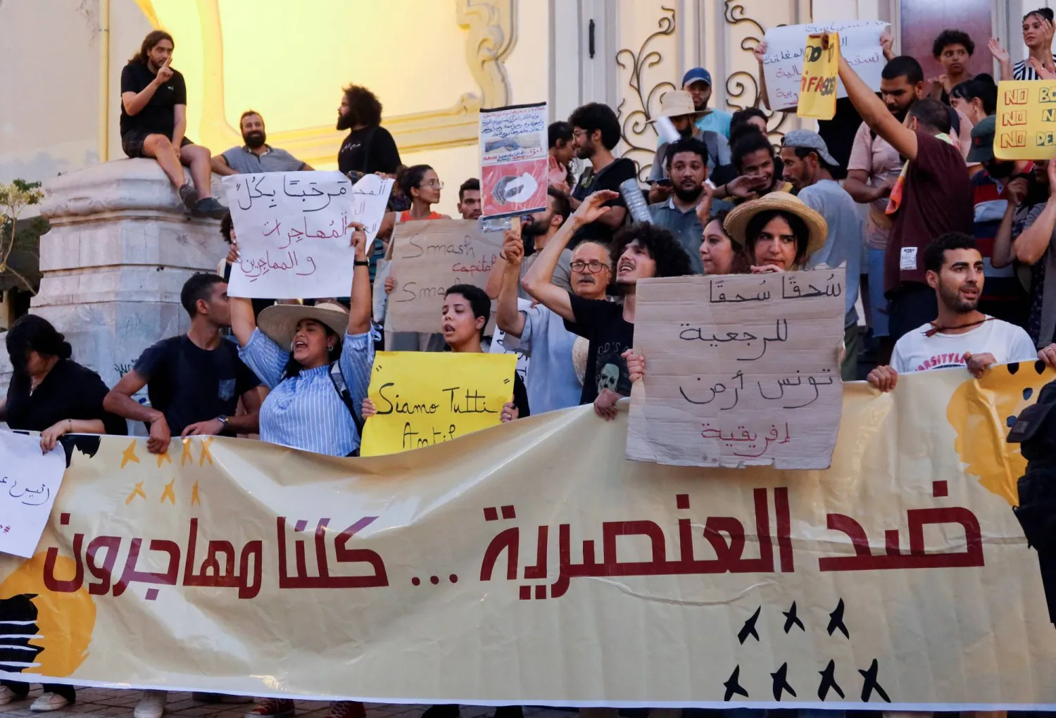 مظاهرة نظمها حقوقيون للتنديد بالعنصرية والمعاملة السيئة التي يتعرض لها المهاجرون في تونس (رويترز)