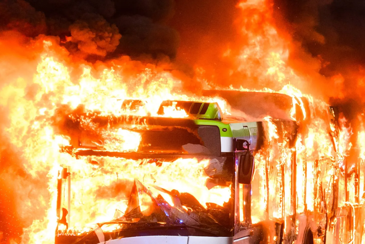 صورة تظهر حافلة نقل الركاب وهي تتعرض للاحتراق (د.ب.أ)