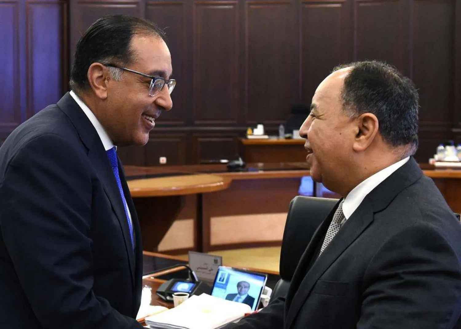 رئيس الوزراء المصري مصطفى مدبولي يصافح وزير المالية محمد معيط بعد انتهاء اجتماع مجلس الوزراء الأربعاء (الشرق الأوسط)