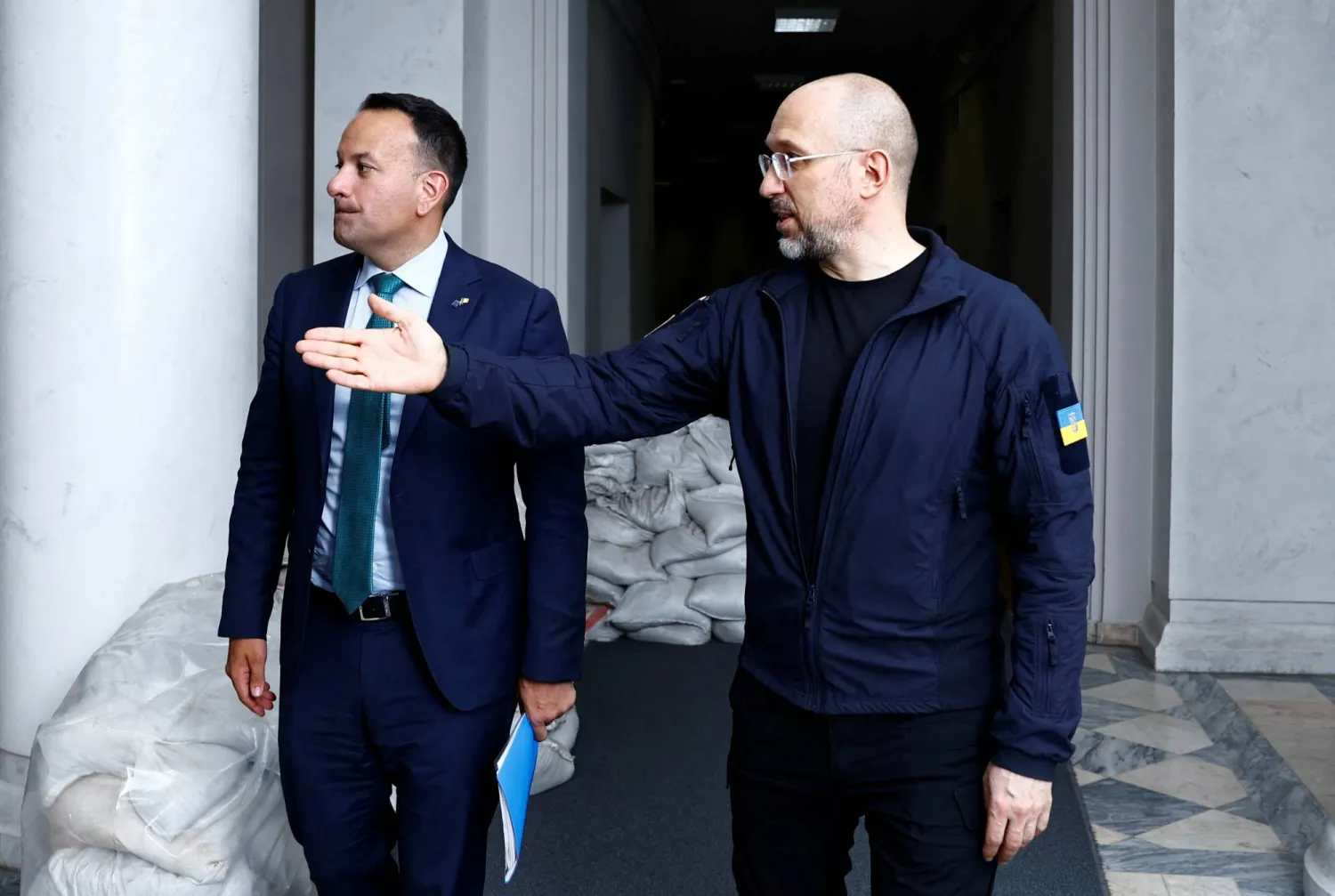 رئيس الوزراء الأوكراني مع نظيره الآيرلندي (رويترز)