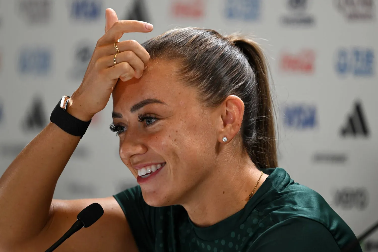 كاتي مكابي خلال المؤتمر الصحافي اليوم (إ.ب.أ)