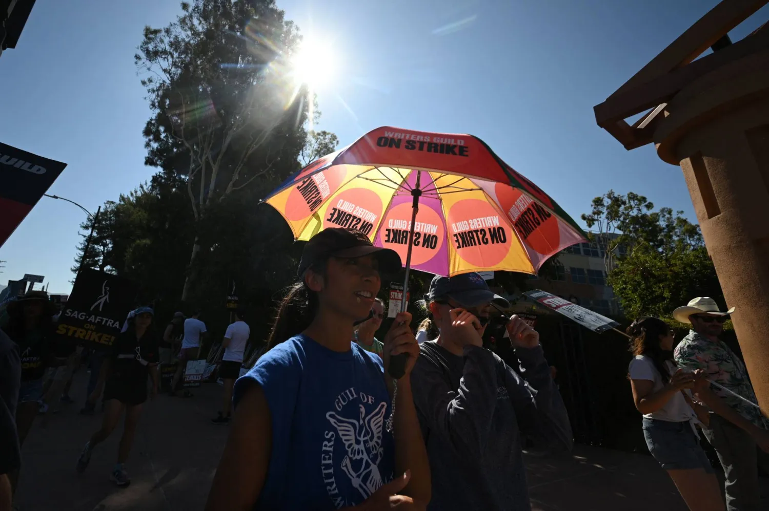 حرارة الشمس الحارقة لم تحل دون رفع الصوت (أ.ف.ب)