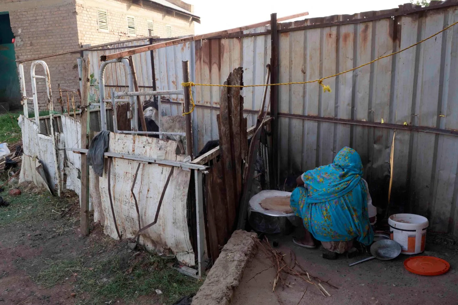 من معاناة النازحين والسكان مع المياه والخدمات (أ.ف.ب)
