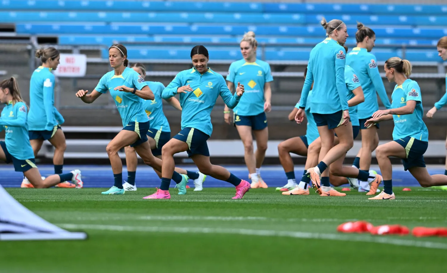 لاعبات المنتخب الأسترالي خلال التحضير للمواجهة الافتتاحية أمام آيرلندا (أ.ب)