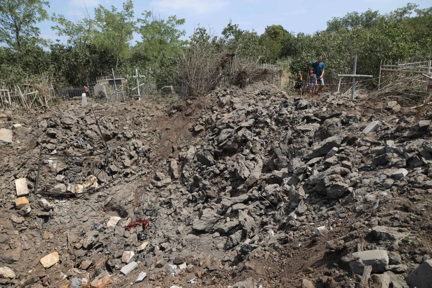  حفرة في مقبرة أوديسا التي أصيبت خلال هجوم صاروخي اليوم (أ.ف.ب)