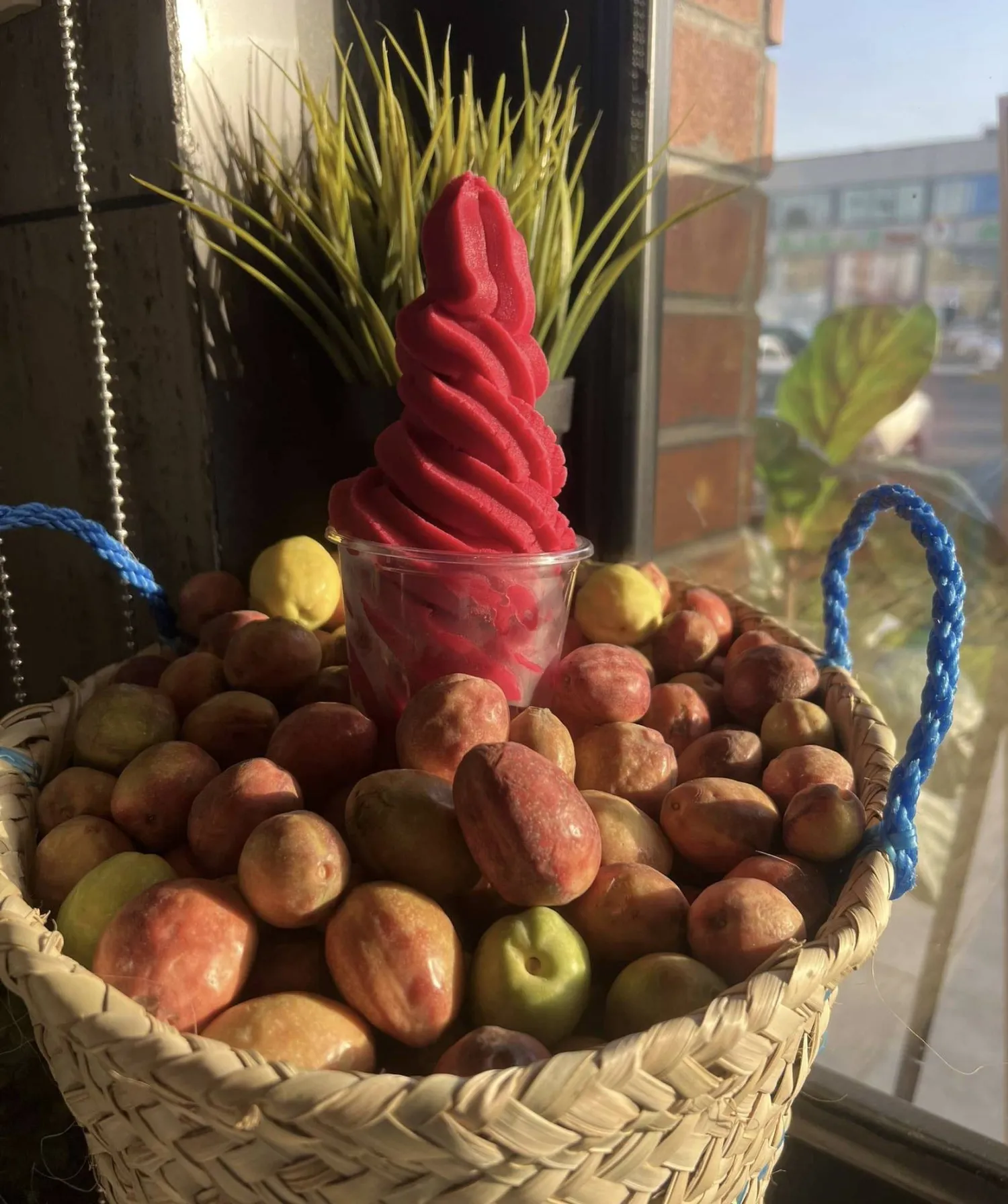 اللوز السعودي فاكهة موسمية يرتفع الطلب عليها صيفًا (الشرق الأوسط)