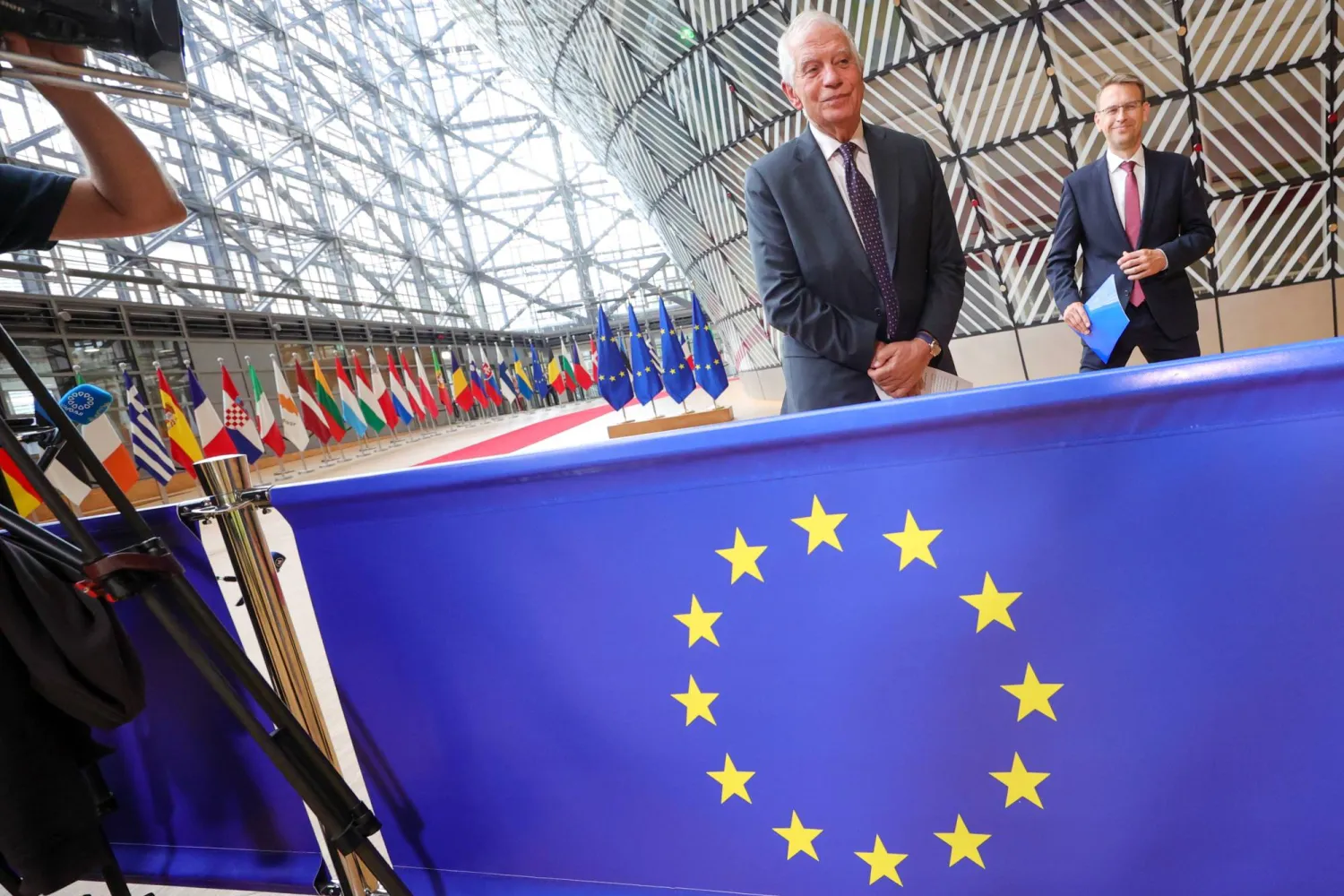 الممثل الأعلى للاتحاد الأوروبي للشؤون الخارجية والسياسة الأمنية جوزيب بوريل (وسط) يتحدث إلى وسائل الإعلام قبل انعقاد مجلس الشؤون الخارجية للاتحاد الأوروبي في بروكسل ببلجيكا الخميس 20 يوليو 2023 (إ.ب.أ)