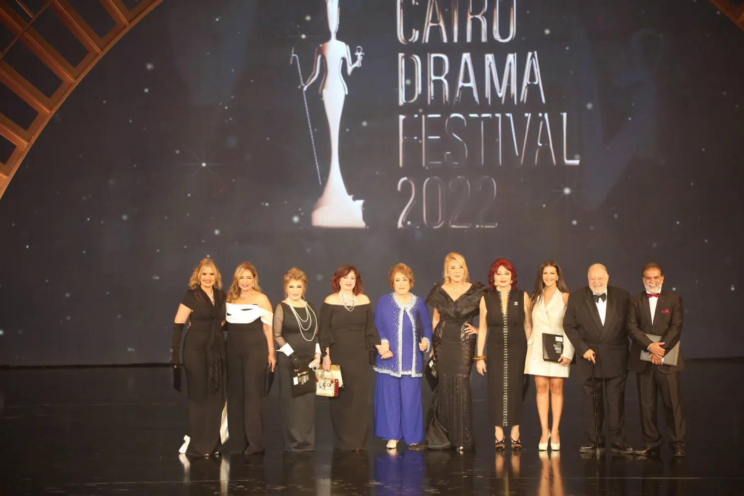 لقطة جماعية للمكرَّمين في الدورة الأولى (إدارة المهرجان)