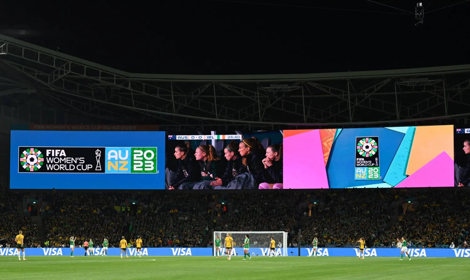 جانب من مباراة أستراليا وآيرلندا الافتتاحية (رويترز)