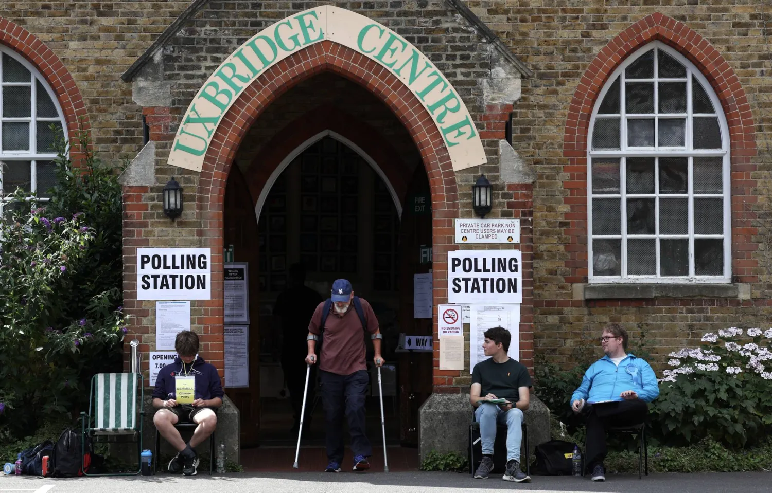 مكتب اقتراع في دائرة أكسبريدج الجمعة (إ.ب.أ)