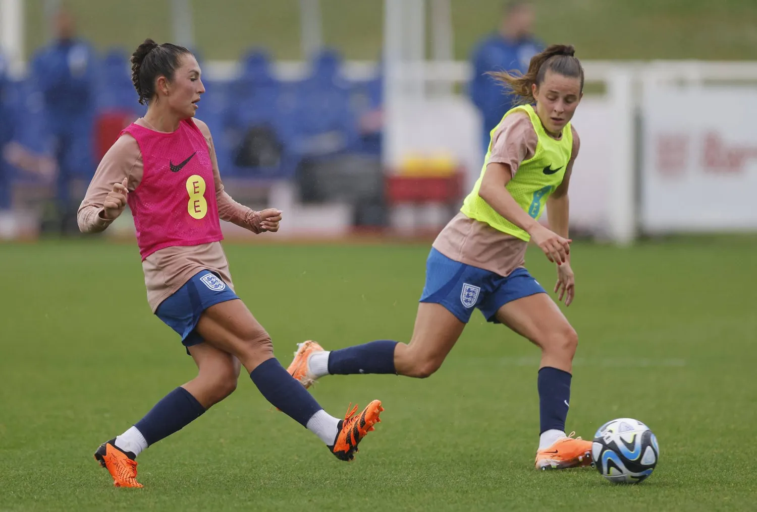 إيلا توني (يمين) هي المرشحة الأقوى للعب في مركز صانعة الألعاب بمنتخب إنجلترا (رويترز)