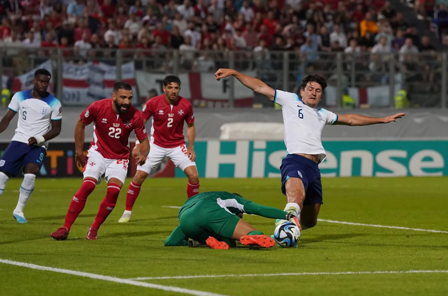 ما زال المدير الفني للمنتخب الإنجليزي ساوثغيت يثق بقدرات ماغواير (ب.أ)