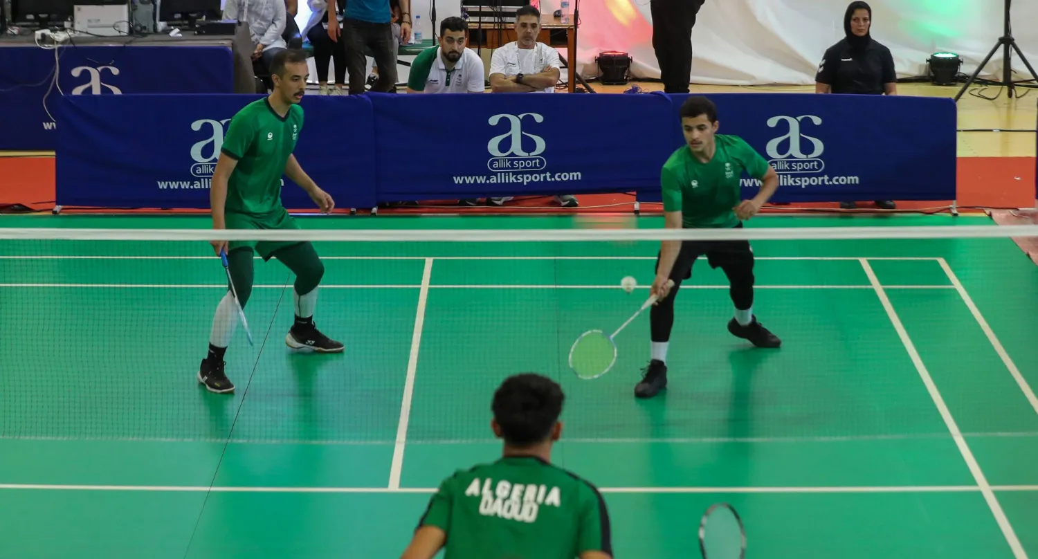 «المنتخب السعودي لكرة الريشة الطائرة» خلال مشاركته في «دورة الألعاب العربية» الأخيرة (الشرق الأوسط)