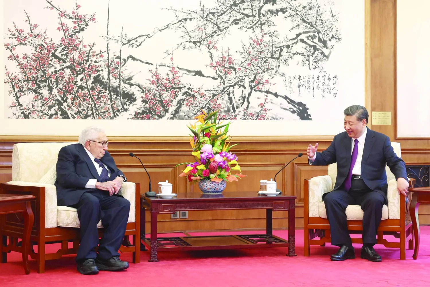 
الرئيس الصيني شي جينبينغ لدى استقباله وزير الخارجية الأميركي الأسبق هنري كيسنجر في بكين أمس (أ.ف.ب)