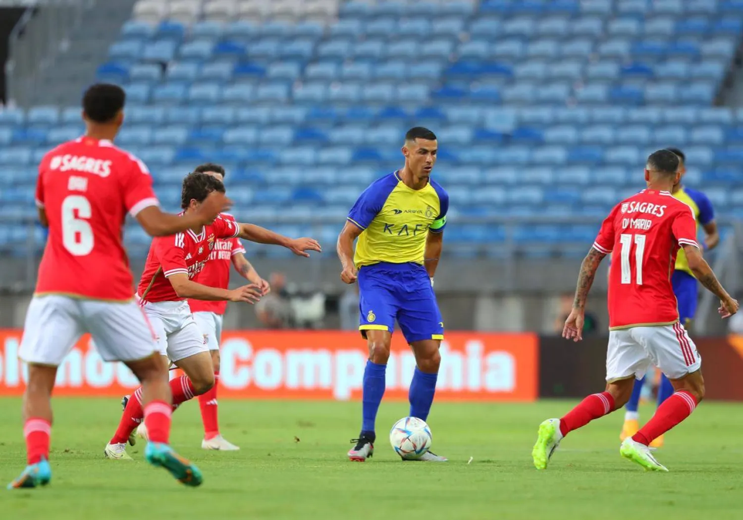 رونالدو قائد النصر محاصراً من لاعبي بنفيكا البرتغالي خلال المواجهة الودية (نادي النصر)
