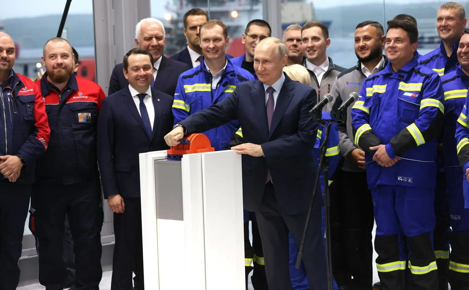 Rusya Devlet Başkanı Vladimir Putin dün akşam Murmansk'ta ‘Arctic LNG-2’ projesinin ilk hattının açılış törenine katıldı. (DPA)
