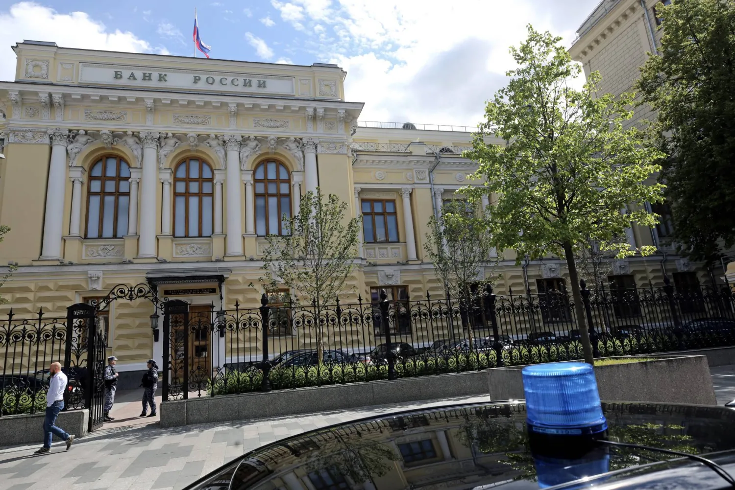 رجل يسير أمام مقر البنك المركزي الروسي في العاصمة موسكو... حيث تم الإعلان يوم الجمعة عن رفع الفائدة للمرة الأولى منذ 17 شهراً (إ ب.أ)