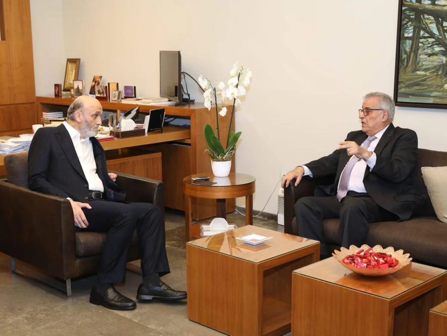 وزير الخارجية اللبناني لدى زيارته جعجع (القوات اللبنانية)